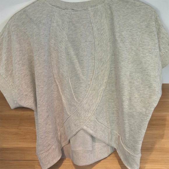 The Greii Crop Sweatshi Top NWT - Picture 2 of 3